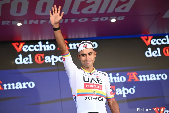 Jhonatan Narvaez on the podium after winning stage 4 of the 2026 Giro d'Italia