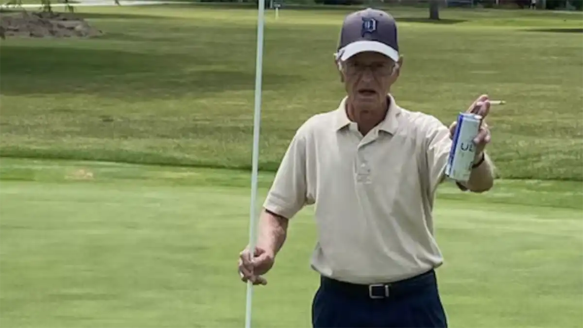 87-year-old makes hole-in-one, takes legendary photo – Australian Golf Digest
