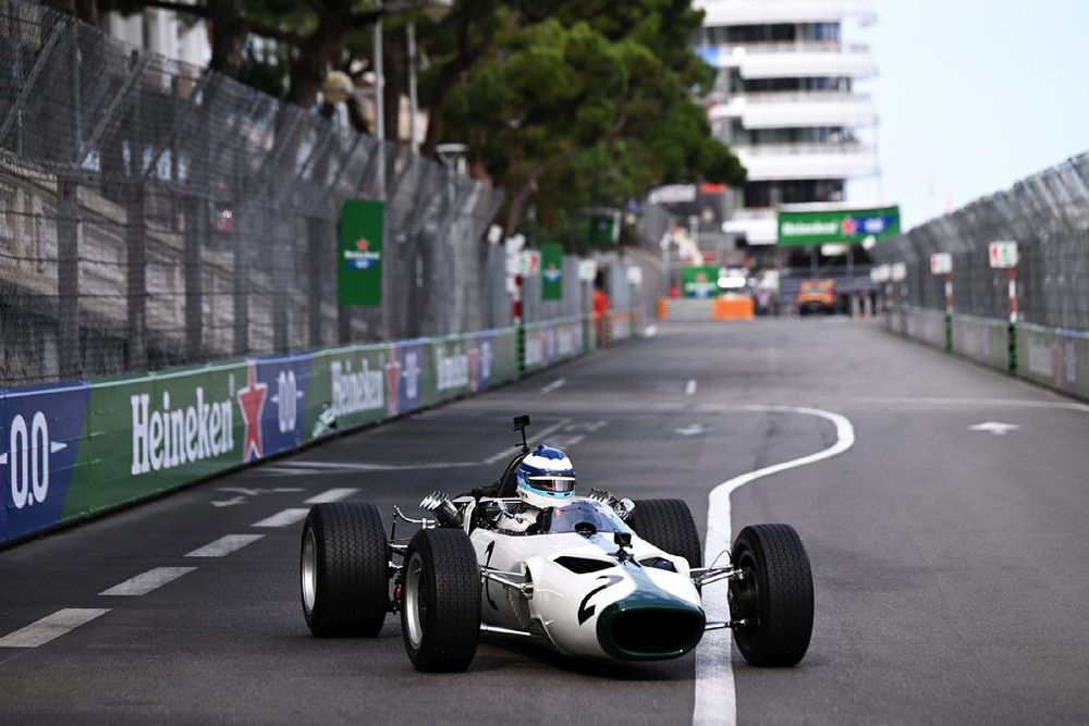 Hakkinen demos the first McLaren F1 car - a lesson for the modern day team