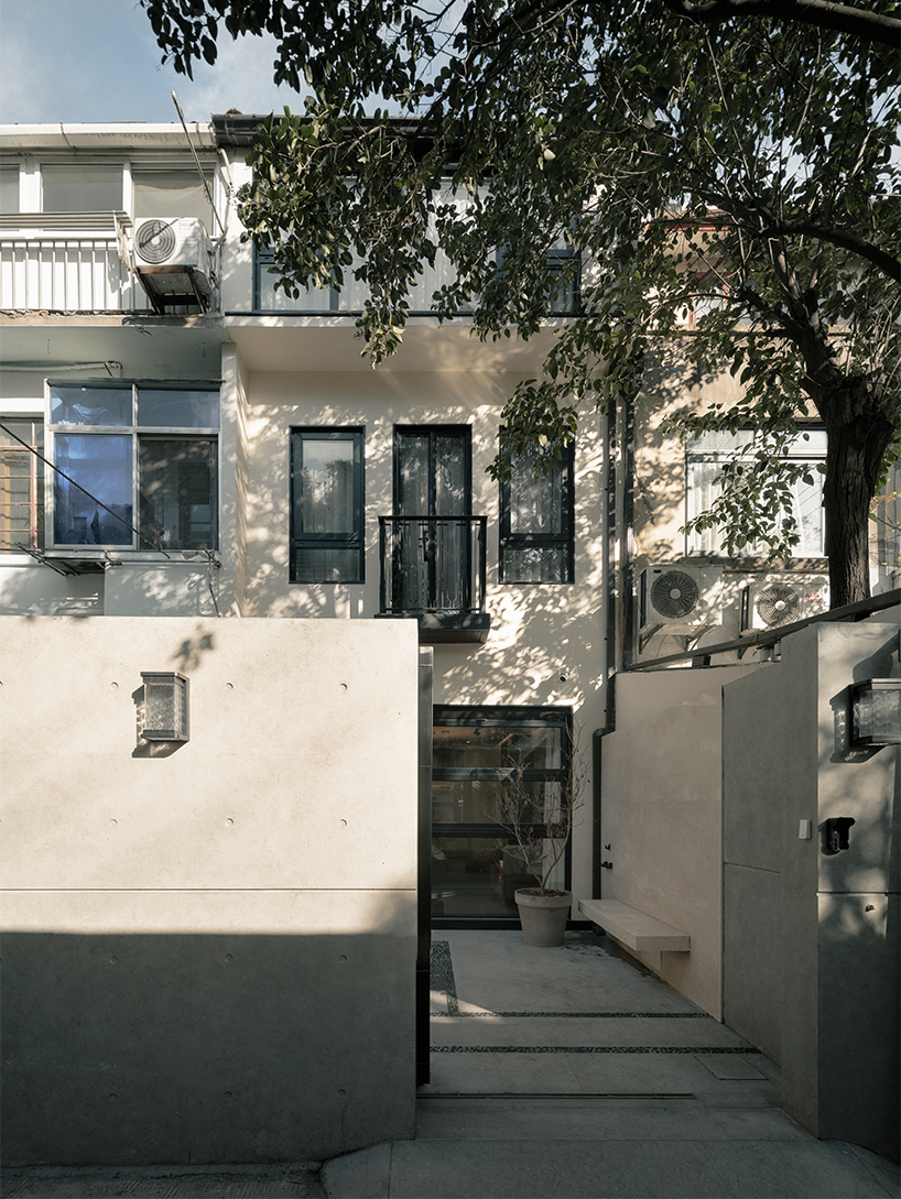 sculptural steel spiral staircase reorganizes circulation in a century-old shanghai house - 1