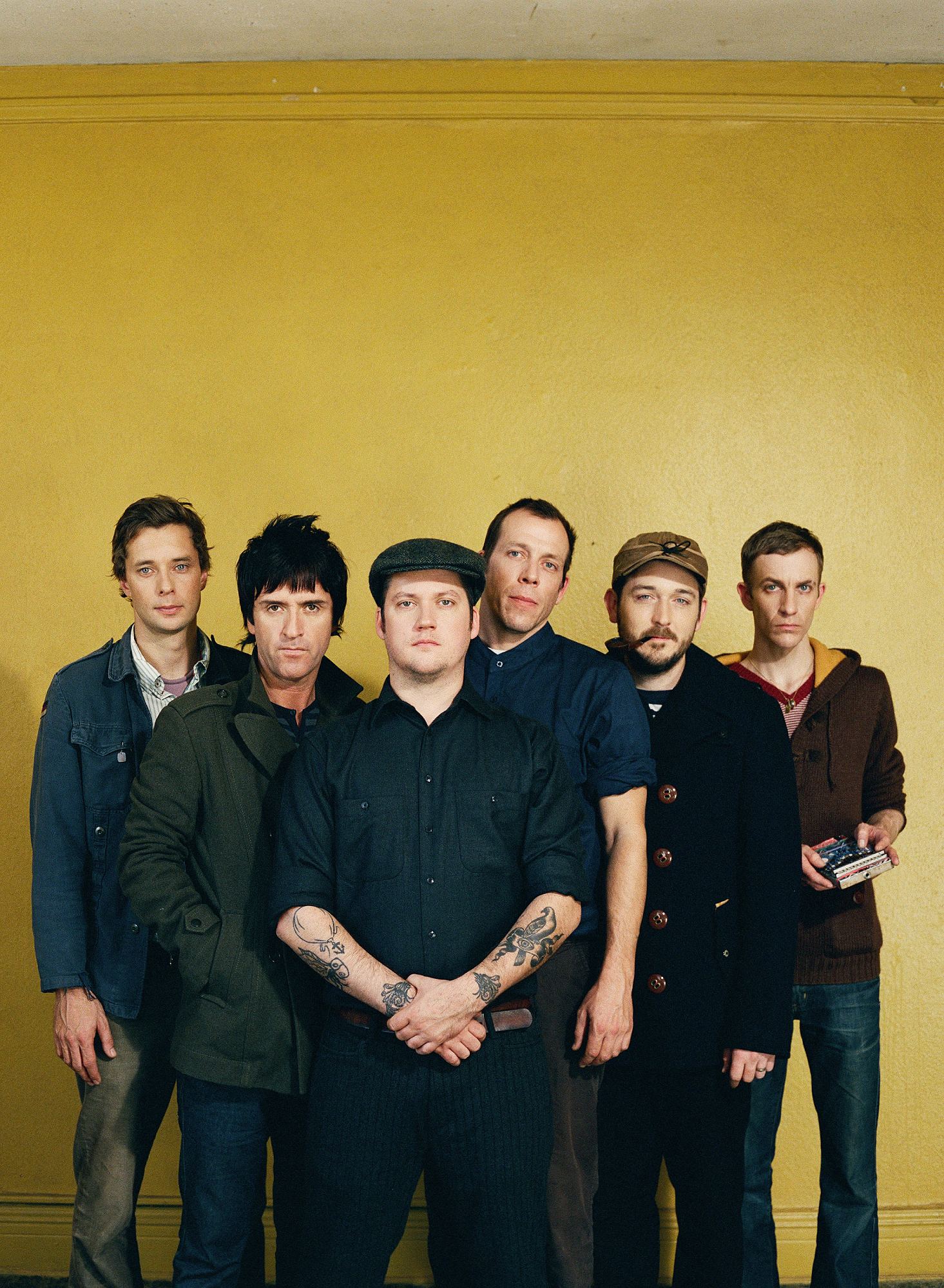 Joe Plummer, Johnny Marr, Isaac Brock, Tom Peloso, Eric Judy and Jeremiah Green of Modest Mouse in 2007 (Photo by Wendy Redfern/Redferns)