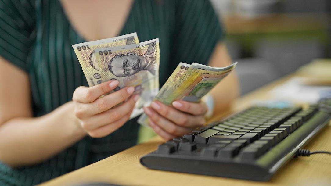 Inflation digs into Romanians’ wages, which shrink by real 6.5% y/y in May