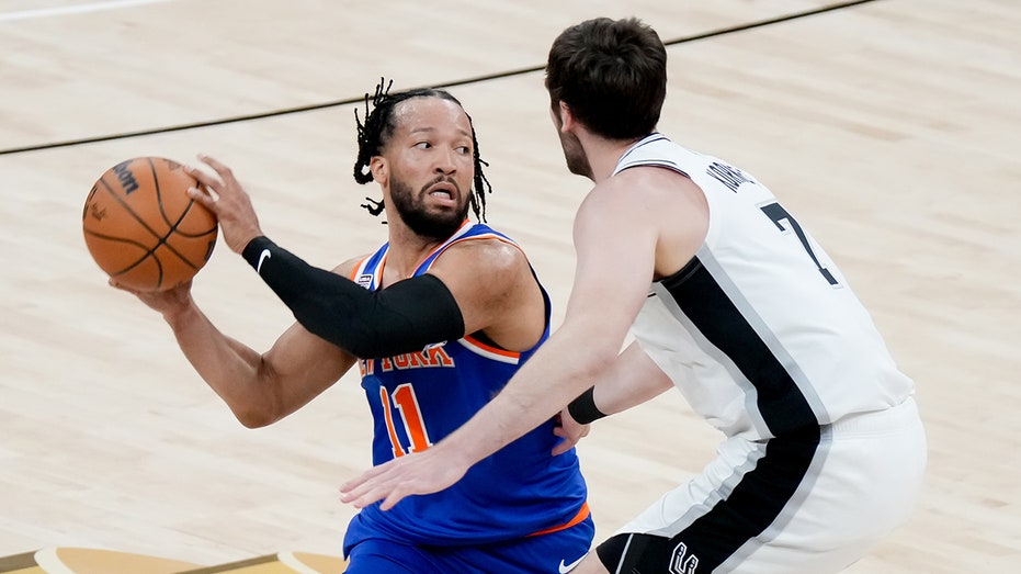 Jalen Brunson dribbles around Luke Kornet