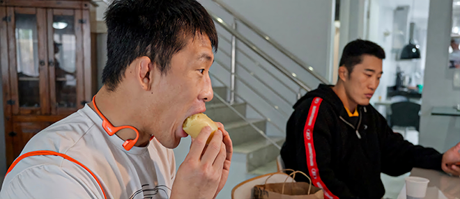 1.19 million subscribers to the 'Physical: 100' Kim Sang-wook Road to UFC Season 4 Lightweight Final preparation video thumbnail. On the right is Korean UFC fighter and broadcaster Kim Dong-hyun. Photo = stungun TV screen