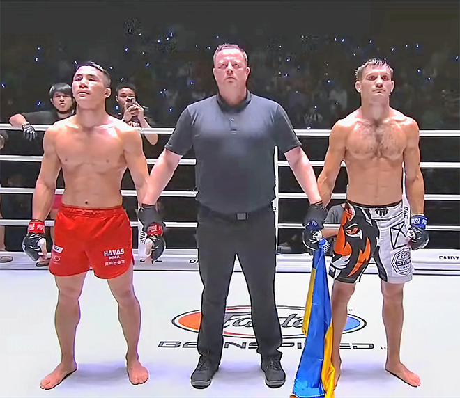 Yoon Chang-min and Kirill Horovets await the announcement of the results of the judgment after the 5 minutes×3 round match of ONE Friday Fights 9 MMA at Roompini Stadium in Bangkok, Thailand, in March 2023. 사진=Group One Holdings Pte. Ltd.