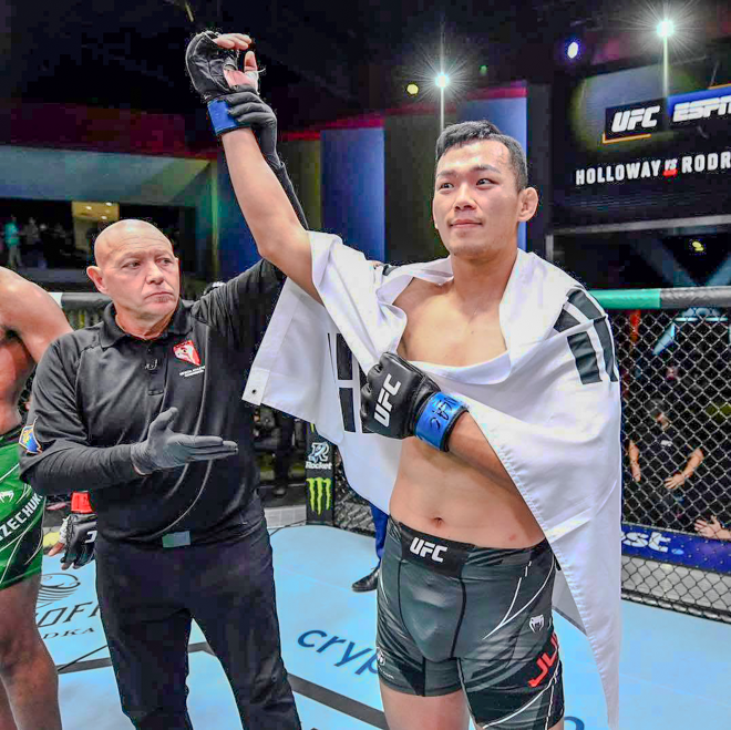 Jung Da-woon is delighted after winning a light heavyweight victory in the third match of the UFC Fight Night 165 main card at Sajik Gymnasium in Busan in December 2019. Photo = MK Sports DB