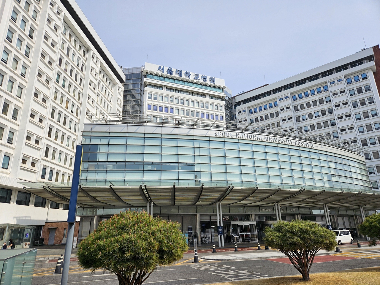 Seoul National University Hospital is a general and teaching hospital of Seoul National University's College of Medicine. The Seoul National University Children's Hospital, located in Jongno-gu, central Seoul, ranked first in pediatrics in the Asia-Pacific region. (Seoul National University Hospital)