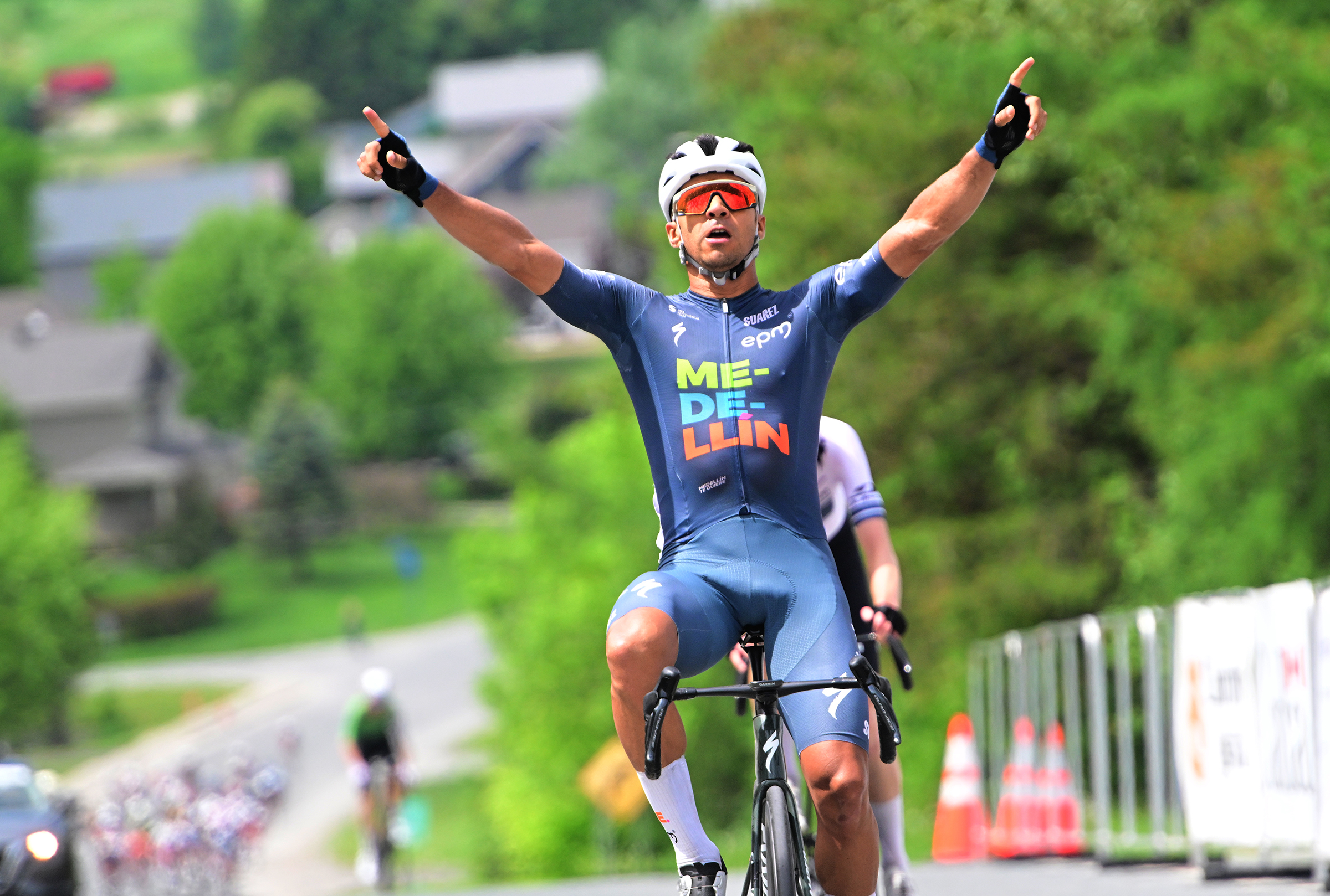 Robigzon Oyola celebrates as he wins stage 2
