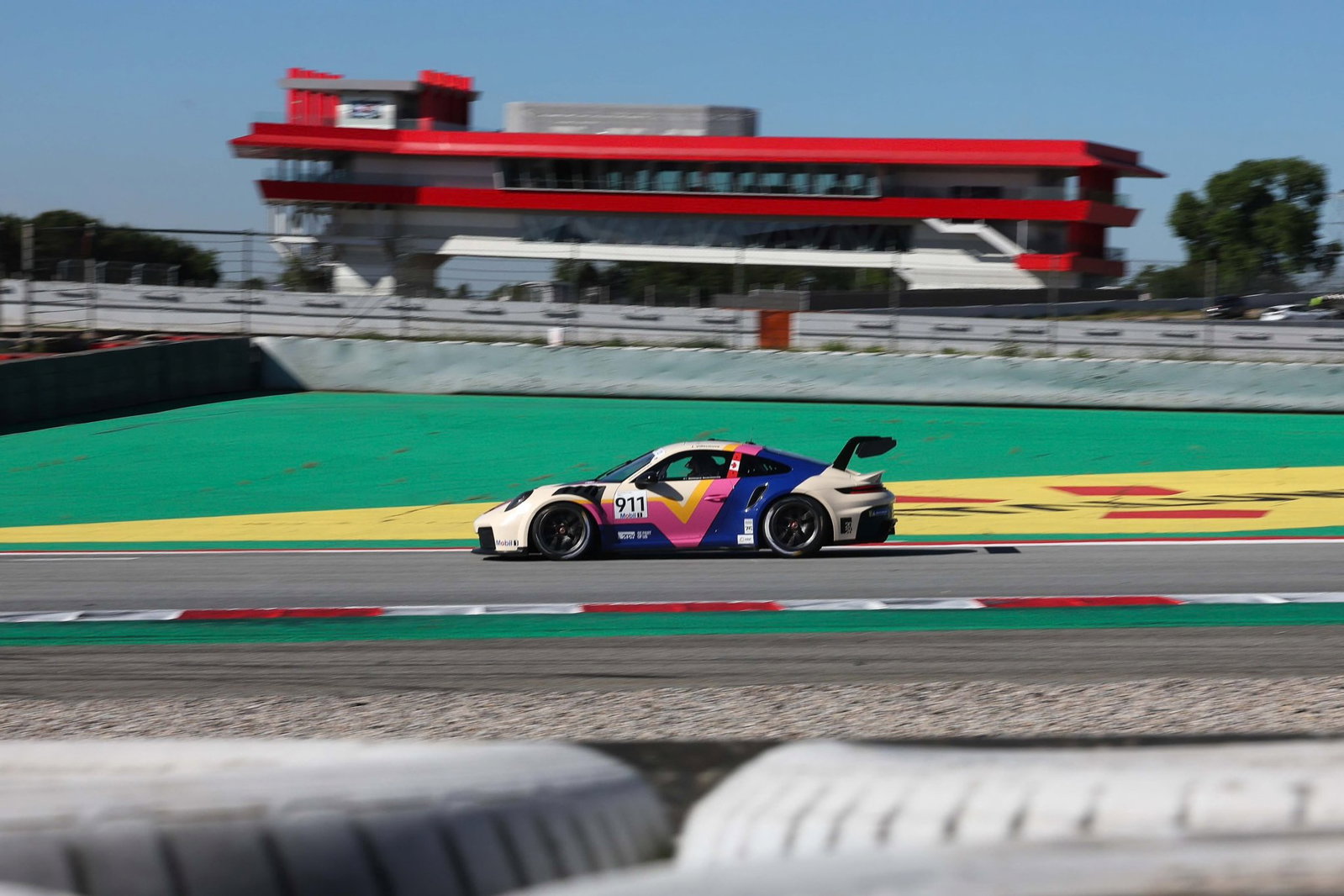 Villeneuve racing in Barcelona (image: Porsche) 