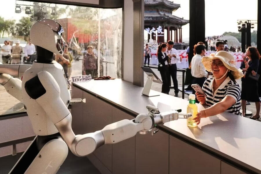Autonomous robot in a standalone Hong Kong convenience store (Photo: Courtesy of Galbot) רובוט אוטונומי בחנות העצמאית בהונג קונג