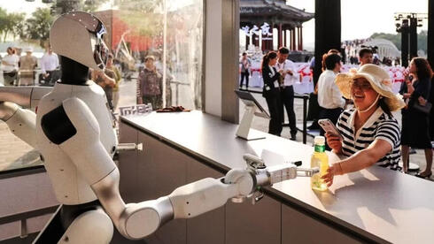 This Hong Kong store fired the humans. A robot runs it now