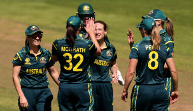 Aussies cruise against England to make early World Cup statement
