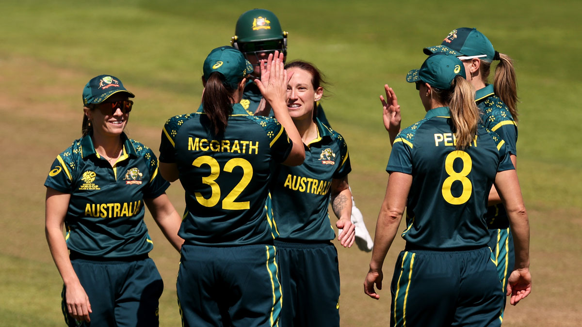 Aussies cruise against England to make early World Cup statement