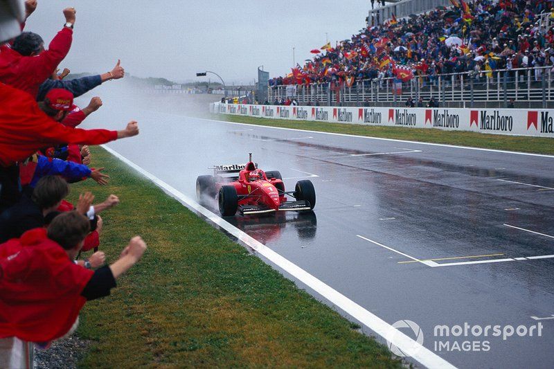Michael Schumacher wint zijn eerste race voor Ferrari. 