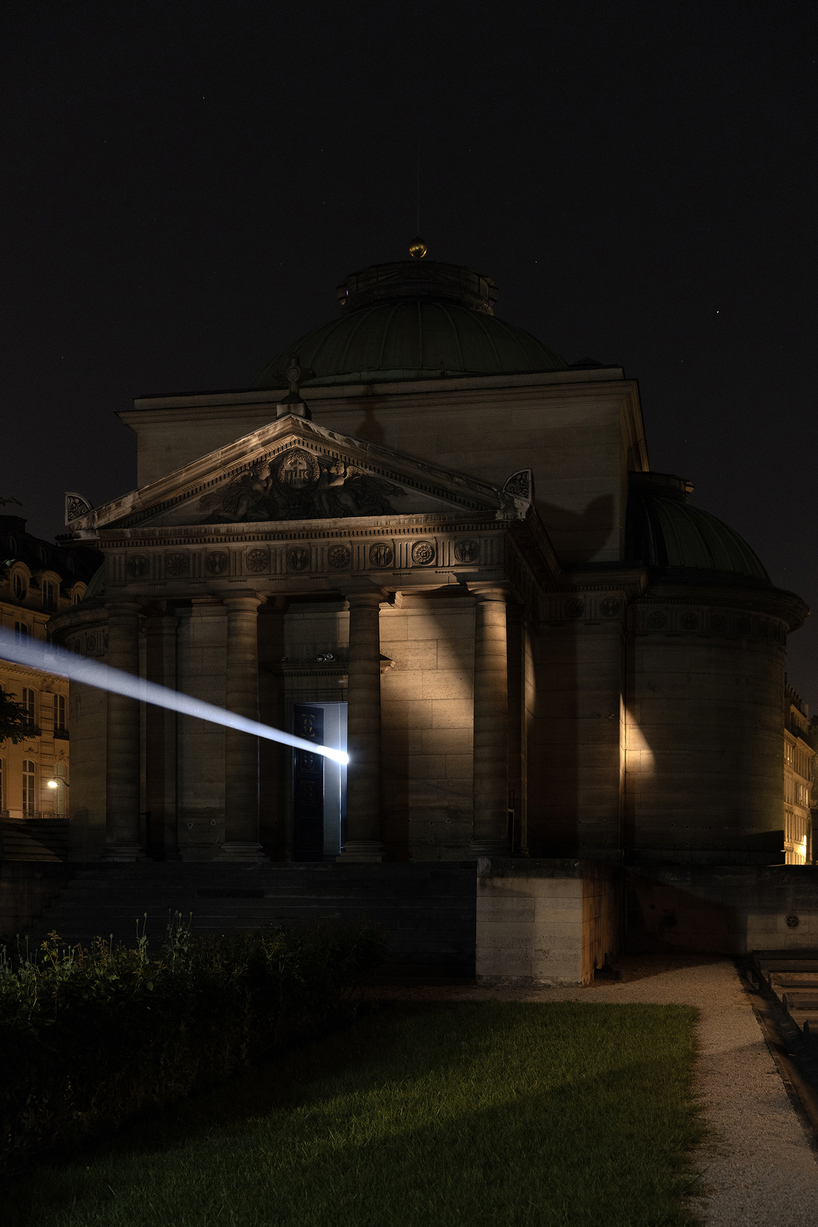 a beam of white light carves through paris' historical chapel - 3