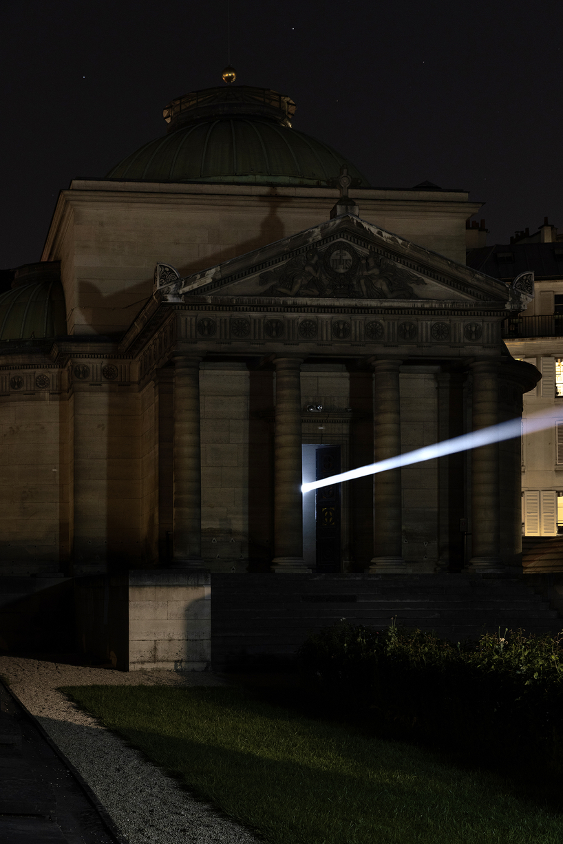 a beam of white light carves through paris' historical chapel - 4
