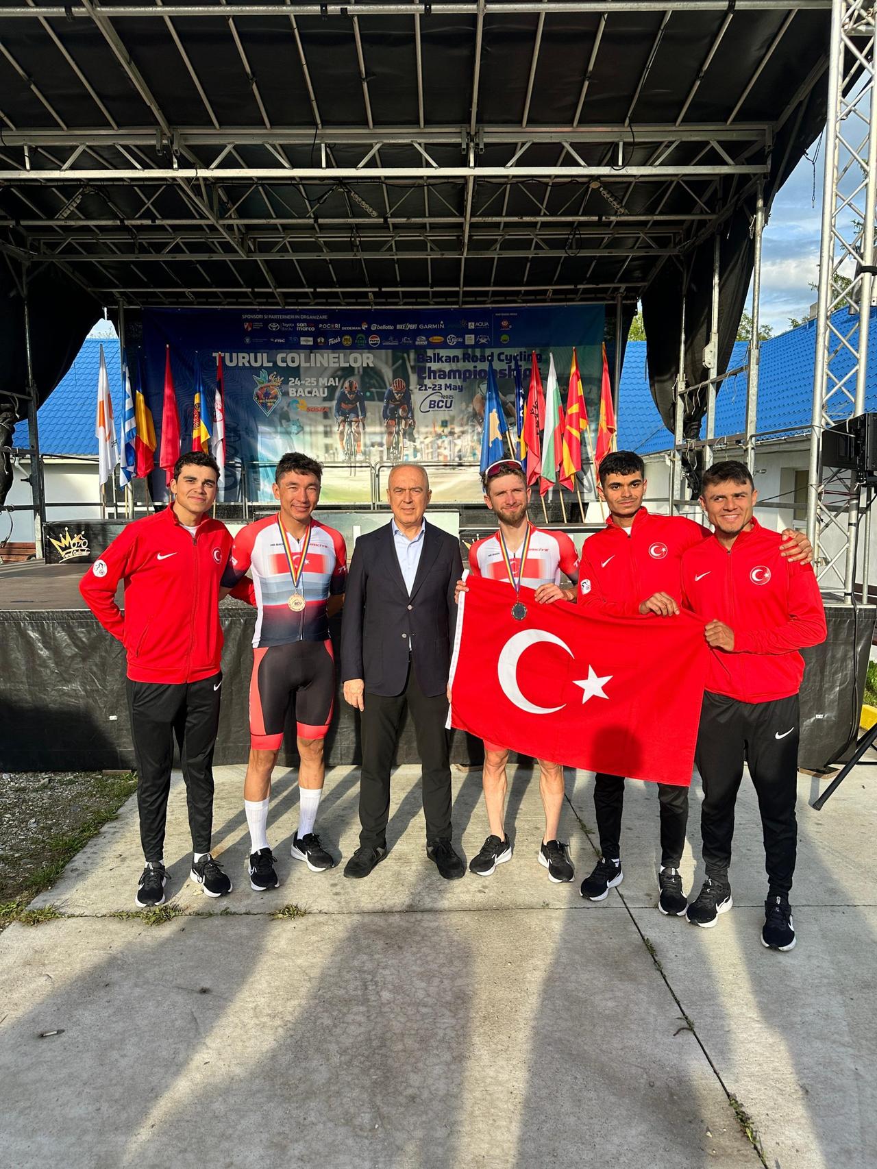 Turkish cyclists pose with the national flag after competing at the Balkan Road Cycling Championships. (Photo via Turkish Cycling Federation)