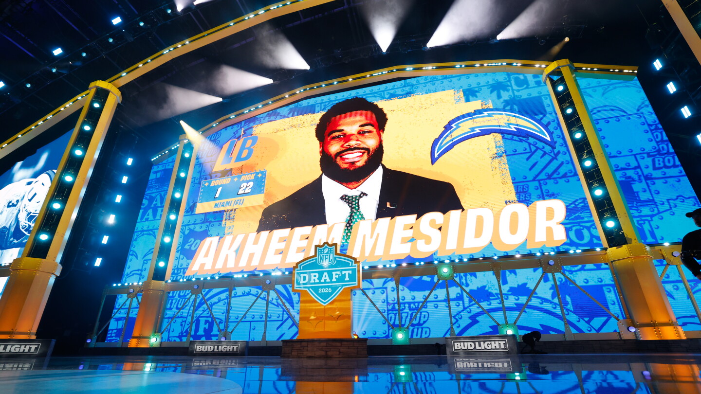 Chargers agree to terms with first-round pick Akheem Mesidor