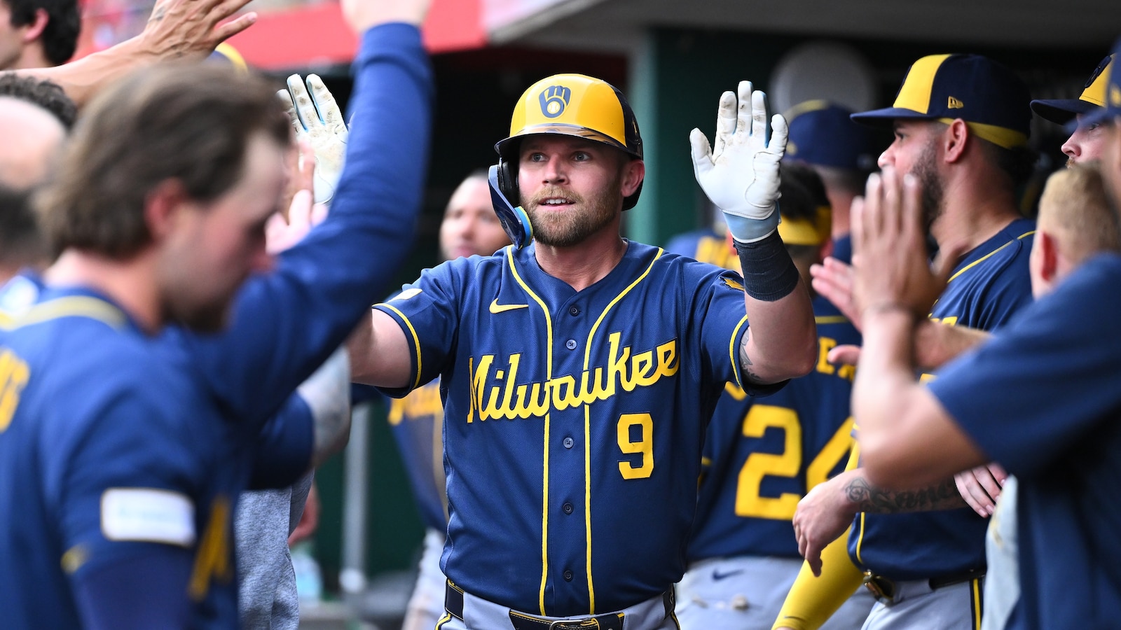 Brewers beat the Reds 6-5 to complete a 3-game sweep