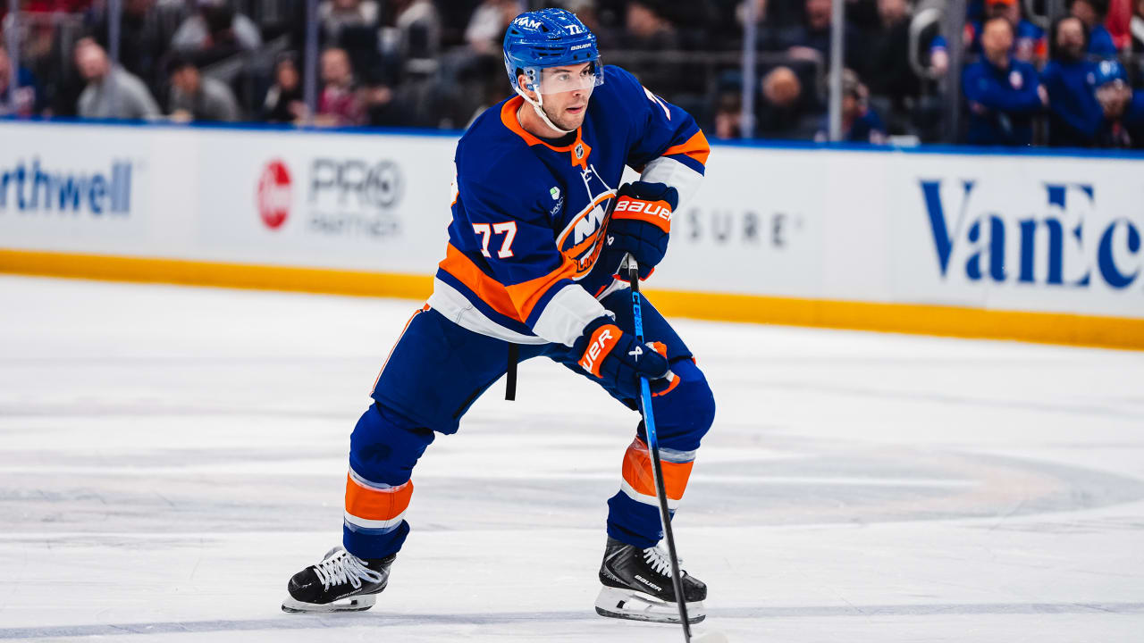 DeAngelo signs 2-year contract with Islanders