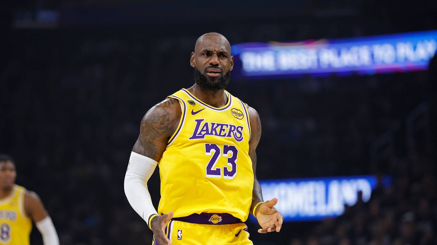 Insider Says 2 of Warriors' LeBron Challengers Are Out of the Race