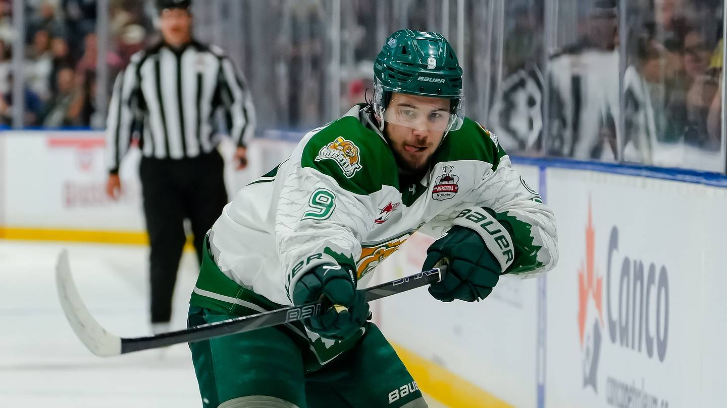 KELOWNA, CANADA - MAY 31: Landon DuPont #9 of the Everett Silvertips plays the puck during the third period of their 2026 Memorial Cup final game against the Kitchener Rangers at Prospera Place on May 31, 2026 in Kelowna, British Columbia, Canada. (Photo by Derek Cain/Getty Images)
