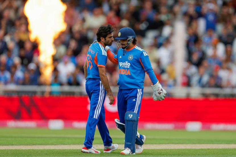 Ravi Bishnoi and Ishan Kishan discuss during the 2nd T20I against England at Old Trafford in Manchester on Saturday Ravi Bishnoi and Ishan Kishan discuss during the 2nd T20I against England at Old Trafford in Manchester on Saturday
