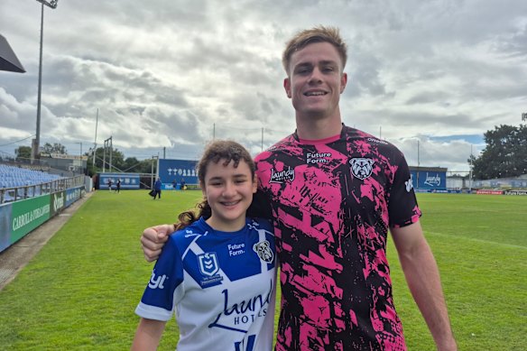 Halfback Lachlan Galvin and Bulldogs fan 12-year-old Rose Lazzarini.