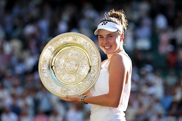 Linda Noskova celebrates her Wimbledon win.