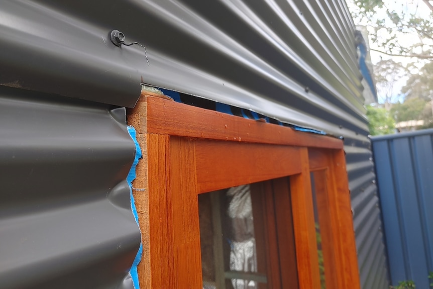 Chris Blewitt's shed, which appears to show that the door and the walls around it have gaps in them.