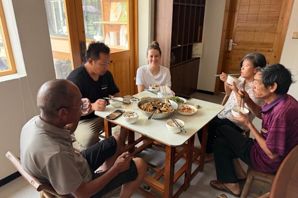 North Asia correspondent Lisa Visentin has lunch with Li Zhiying’s family and neighbours at the guesthouse in Xingming village.