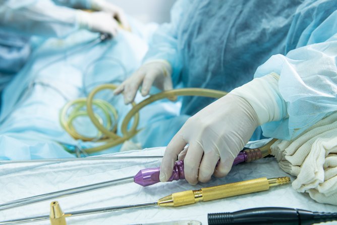 Rib remodelling is not legal in Australia, with the Australian Health Practitioner Regulation Agency (AHPRA) and the Medical Board of Australia warning that the procedure carries many risks. 