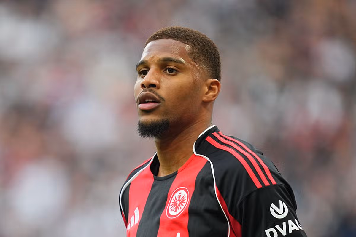 Coventry City have signed Swiss international defender Aurèle Amenda from Eintracht Frankfurt.