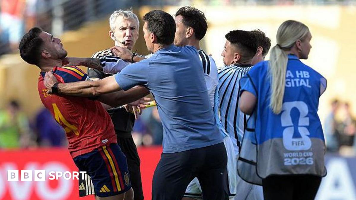 Argentina's head coach Lionel Scaloni tries to intervene as Argentina's Leandro Paredes clashes with Spain defender Eric Garcia