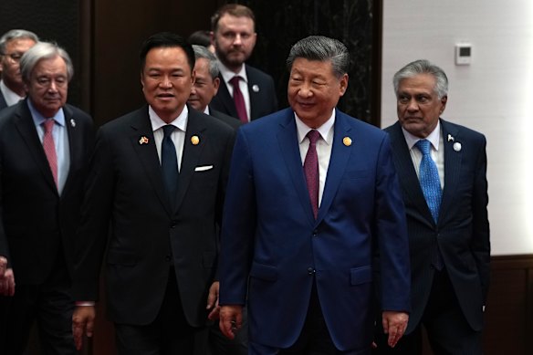 (L-r) UN Secretary-General António Guterres, ThailPrime Minister Anutin Charnvirakul, Chinese President Xi Jinping and Pakistan Deputy Prime Minister Mohammad Ishaq Dar arrive for a group photo before the opening ceremony for the World AI Conference.