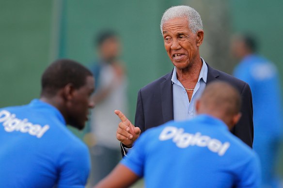 Sir Garfield Sobers chats with members of the West Indies team in 2015.