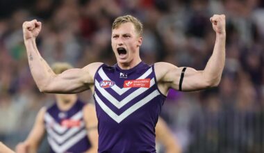 AFL live scores: Fremantle Dockers take on Sydney Swans in blockbuster top-of-the-table clash