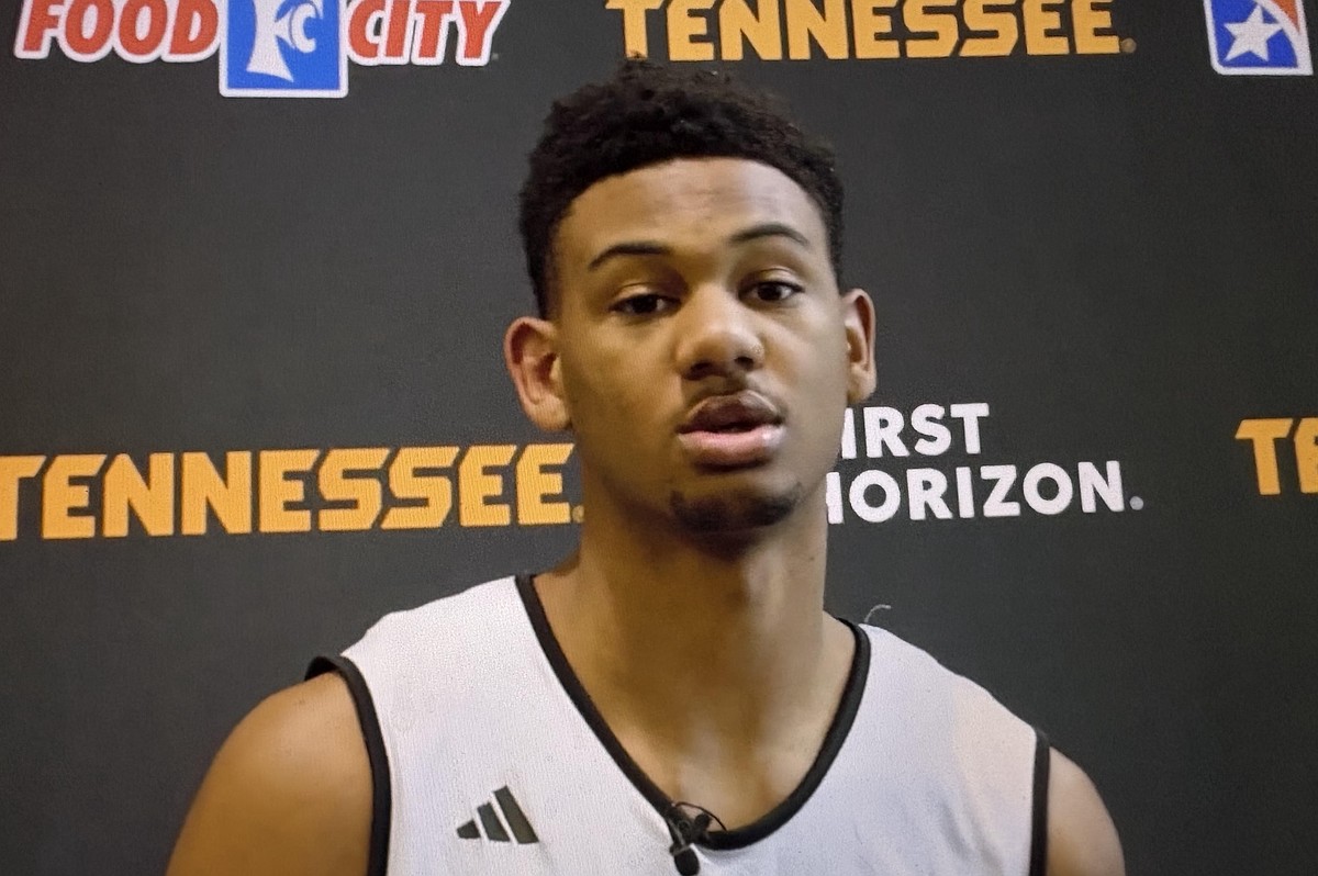 Washington focusing on defense with basketball Vols; white uniforms revealed