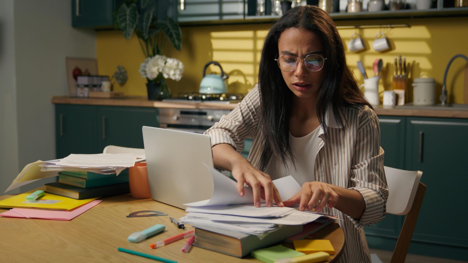 2 'Messy Habits' That Actually Boost Productivity, By A Psychologist