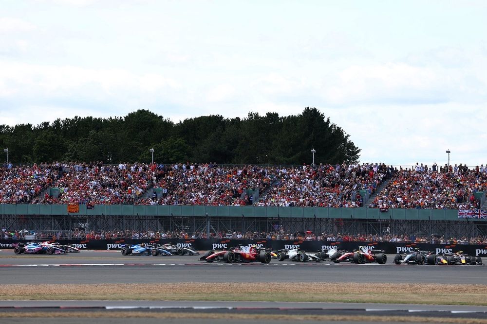 Antonelli found two Ferraris in front of him on the exit of the opening corner
