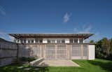 An Entire Wall of Screens Opens This Australian Beach Home to Its Breezy Setting - Photo 2 of 16 -