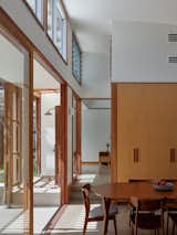 An Entire Wall of Screens Opens This Australian Beach Home to Its Breezy Setting - Photo 9 of 16 -