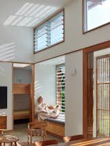 An Entire Wall of Screens Opens This Australian Beach Home to Its Breezy Setting - Photo 12 of 16 -