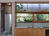 An Entire Wall of Screens Opens This Australian Beach Home to Its Breezy Setting - Photo 15 of 16 -