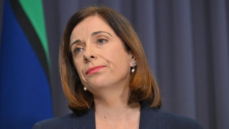 Welfare checks in progress after major Telstra outage hits mobiles and triple-zero calls – video