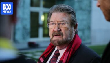 Derryn Hinch, the 'human headline', former senator and media figure, dies aged 82
