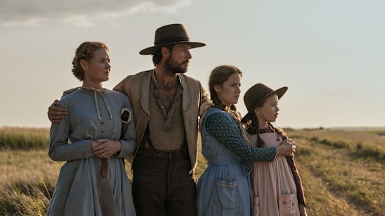 Little House on the Prairie. (L to R) Crosby Fitzgerald as Caroline Ingalls, Luke Bracey as Charles Ingalls, Skywalker Hughes as Mary Ingalls, Alice Halsey as Laura Ingalls in episode 102 of Little House on the Prairie. Cr. Eric Zachanowich/Netflix © 2026 Little House on the Prairie reboot on Netflix.