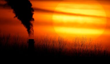 CSIRO GenCost report: Fossil fuels could cut electricity costs by 5 per cent but would require huge pollution surge, abandoning net zero