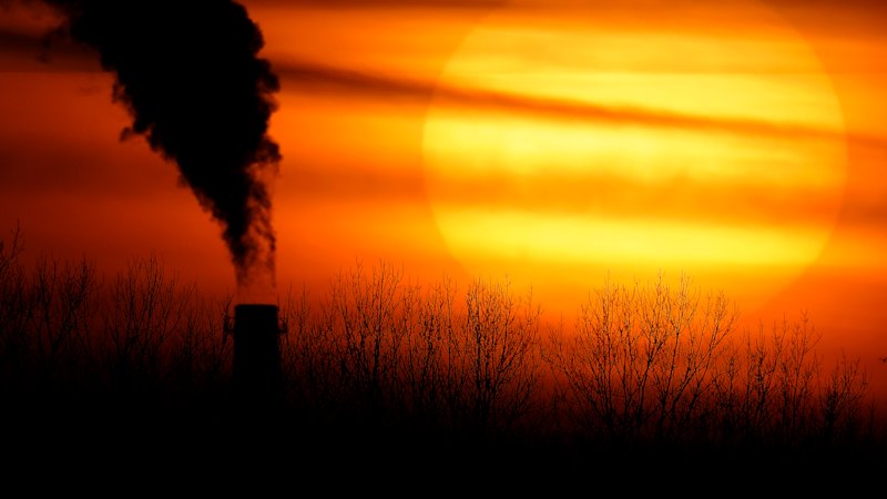 CSIRO GenCost report: Fossil fuels could cut electricity costs by 5 per cent but would require huge pollution surge, abandoning net zero
