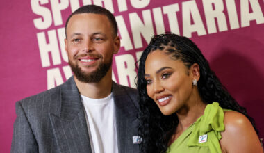 Warriors’ Steph Curry receives Muhammad Ali Sports Humanitarian Award